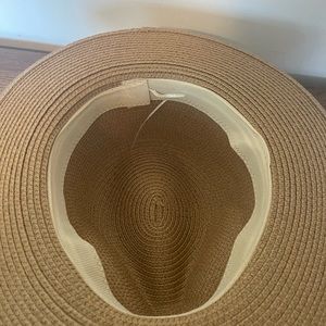 Wide brimmed straw hat (foldable)